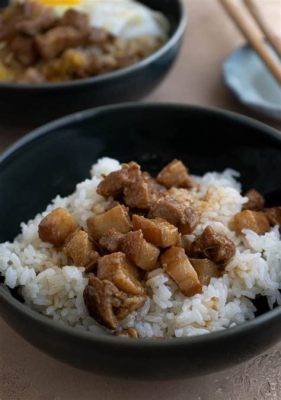  仁達肉末飯: 香辣的醬汁搭配柔軟的米飯，創造出令人難忘的味覺盛宴！